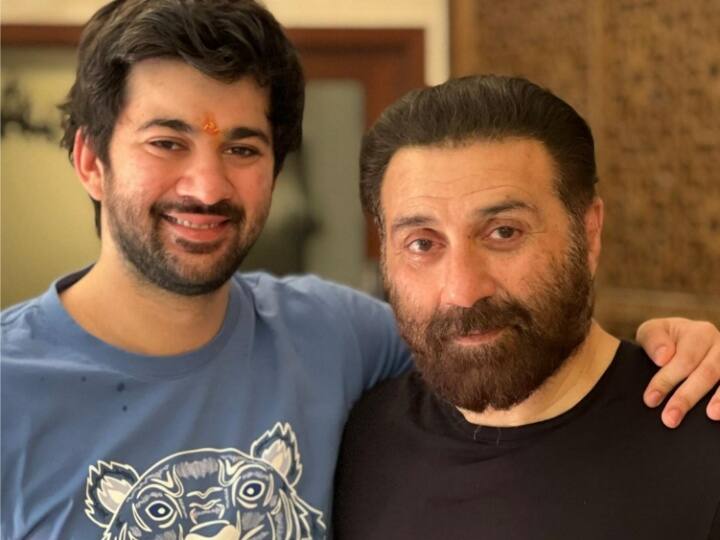 Sunny Deol Life Fact: सनी देओल इन दिनों अपनी फिल्म ‘गदर 2’ को लेकर चर्चा में है. लेकिन इस रिपोर्ट में हम आपको उनका वो किस्सा बता रहे हैं जब उनका रोमांटिक सीन देखकर एक्टर के बेटे ने बवाल मचा दिया था.