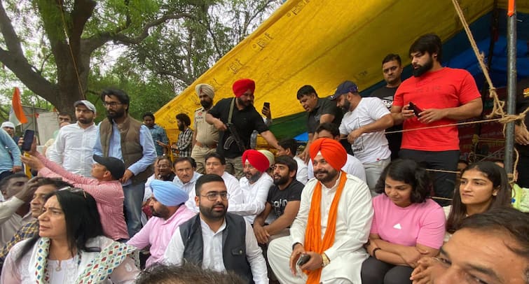 Navjot Sidhu met with wrestlers who protest on jantar-mantar ਜੰਤਰ-ਮੰਤਰ 'ਤੇ ਡਟੇ ਭਲਵਾਨਾਂ ਨੂੰ ਮਿਲੇ ਨਵਜੋਤ ਸਿੱਧੂ, ਬੋਲੇ, ਪੋਕਸੋ ਐਕਟ ਤਹਿਤ ਕੇਸ ਗੈਰ-ਜ਼ਮਾਨਤੀ ਤਾਂ ਫਿਰ ਗ੍ਰਿਫ਼ਤਾਰੀ ਕਿਉਂ ਨਹੀਂ ਹੋਈ...