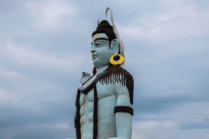 বিশ্বাস করা হয়,  সমুদ্র মন্থনের সময় যে গরল উঠেছিল, তা গ্রহণ করেছিলেন মহাদেব। ঈশ্বরের সৃষ্টিকে বিষ থেকে বাঁচাতে তা নিজের কণ্ঠে ধারণ করেছিলেন মহাদেব। তাই তিনি নীলকণ্ঠ।