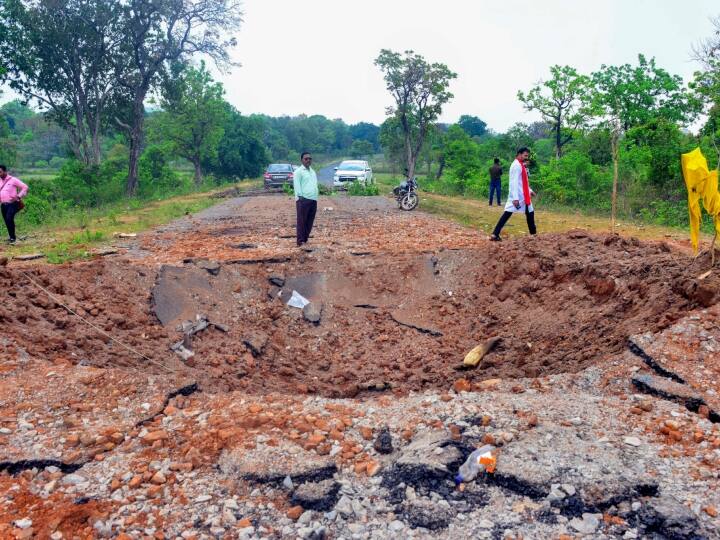 Chhattisgarh Naxal Attack 50kg IED was planted by digging road to carry out blast in Dantewada ANN Chhattisgarh Naxal Attack: सुरक्षाबलों के लिए चुनौती, नक्सलियों का सबसे घातक हथियार IED कैसे होता है तैयार?