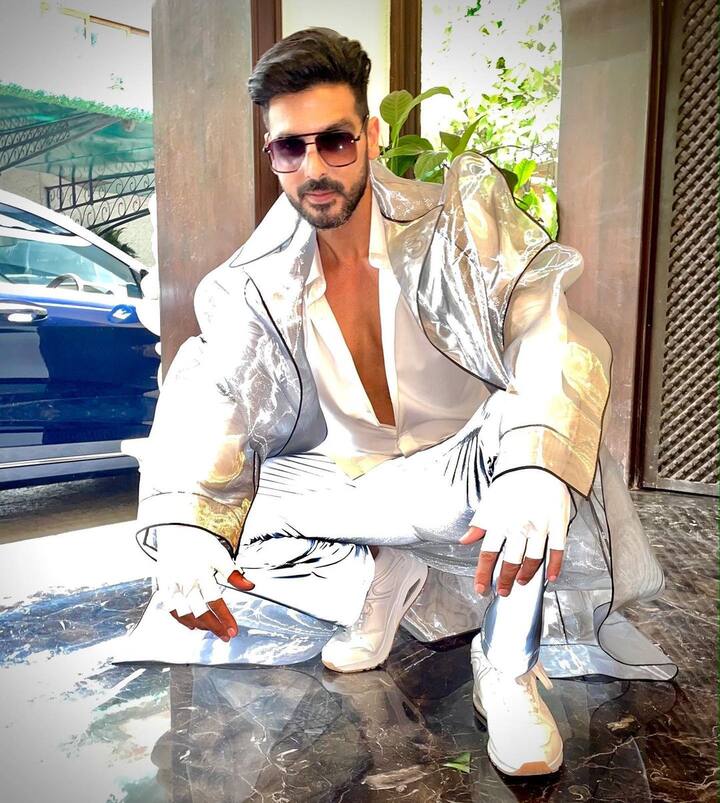 मैं हूं ना’ के रिलीज के 19 साल बाद जायद खान फिल्म से जुड़े कई राजों से पर्दा उठाया है. हाल ही में एक्टर ने बॉलीवुड हंगामा को एक इंटरटव्यू दिया है.