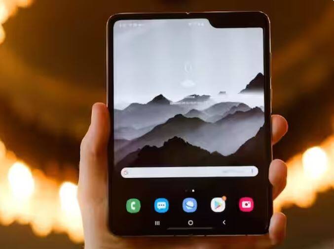 Pixel Fold: ਗੂਗਲ ਇਸ ਈਵੈਂਟ 'ਚ ਆਪਣਾ ਪਹਿਲਾ Pixel Fold ਸਮਾਰਟਫੋਨ ਵੀ ਲਾਂਚ ਕਰੇਗਾ। ਮੋਬਾਈਲ ਫੋਨ 'ਚ 7.6-ਇੰਚ ਪ੍ਰਾਇਮਰੀ ਅਤੇ 5.8-ਇੰਚ ਕਵਰ ਡਿਸਪਲੇਅ ਮਿਲ ਸਕਦੀ ਹੈ। ਇਸ ਸਮਾਰਟਫੋਨ ਨੂੰ 5 ਕੈਮਰਿਆਂ ਨਾਲ ਲਾਂਚ ਕੀਤਾ ਜਾਵੇਗਾ। ਯਾਨੀ ਰਿਅਰ ਪੈਨਲ 'ਤੇ ਟ੍ਰਿਪਲ ਕੈਮਰਾ ਸੈੱਟਅਪ ਹੋਵੇਗਾ। ਇਸ 'ਚ 4700 mAh ਦੀ ਬੈਟਰੀ ਅਤੇ ਪਿਕਸਲ 7a ਦੀ ਤਰ੍ਹਾਂ ਗੂਗਲ ਟੈਂਸਰ ਜੀ2 ਚਿੱਪਸੈੱਟ ਦਾ ਸਪੋਰਟ ਮਿਲੇਗਾ।