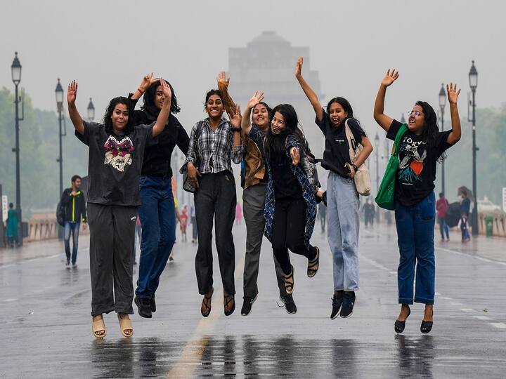 The maximum temperature in Delhi fell to 28.7 degrees Celsius on Sunday, 10 degrees below the season's average and the lowest in the month since April 4, 2015, according to the India Meteorological Department. (Image Source: PTI)