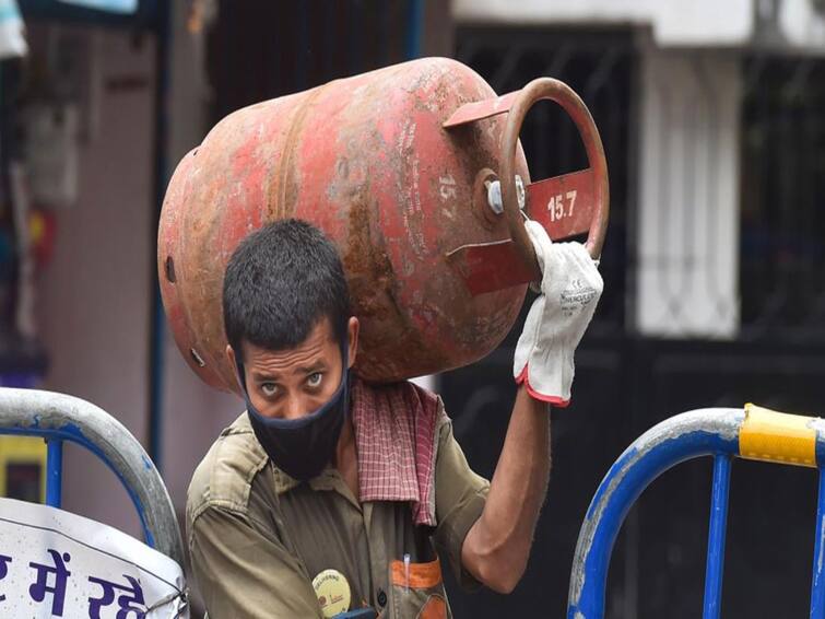 19 kg commercial gas cylinder price in Chennai reduced by Rs.171 Oil companies Commercial Gas: மாதத்தின் முதல் நாள்.. விலையில் மாற்றம் கண்ட வணிக சிலிண்டர்..! குறைந்ததா விலை..?