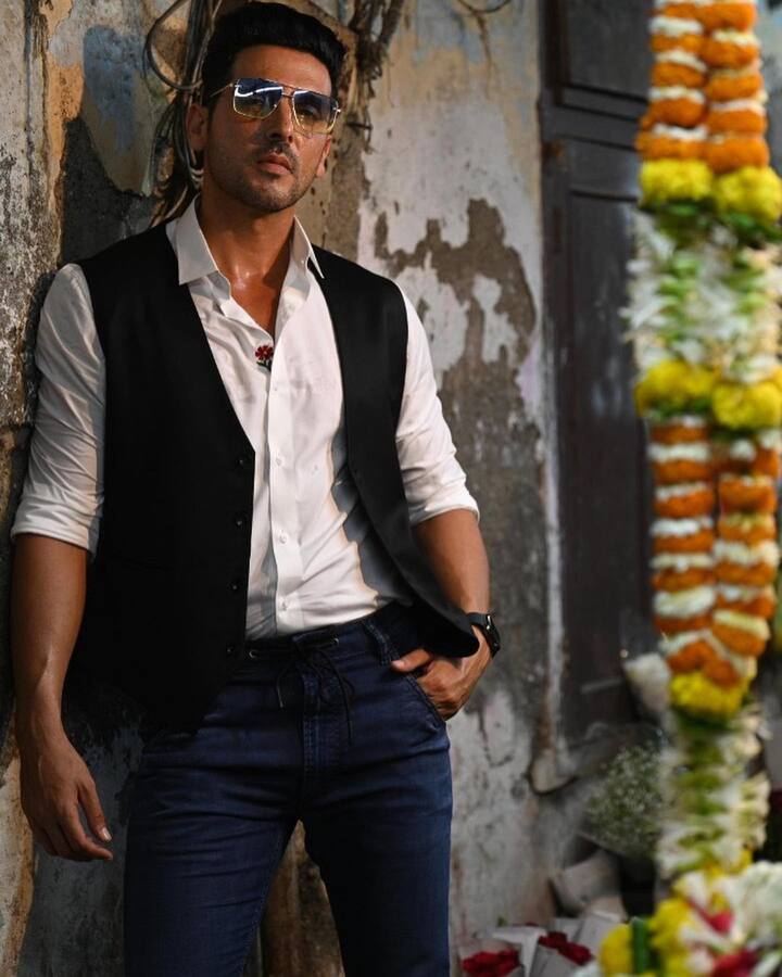 वहीं इससे पहले उन्होंने अपने लेटेस्ट इंटरव्यू में मैं हूं ना’ से जुड़े कई मजेदार किस्से शेयर किए हैं. साथ ही फिल्म के दौरान फराह खान का उनके साथ कैसा व्यव्हार था ये भी एक्टर ने बताया है.