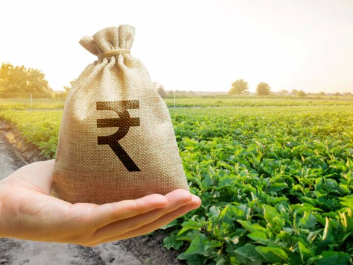 इस योजना से जुड़ी तीनों किस्तों के रुपए अप्रैल से जुलाई, अगस्त से नवंबर और दिसंबर से मार्च के बीच किसानों के बैंक अकाउंट में डाले जाते हैं. अब सरकार की पीएम किसान योजना के तहत 14 वीं किस्त मई के इस महीने में आने की संभावना है.