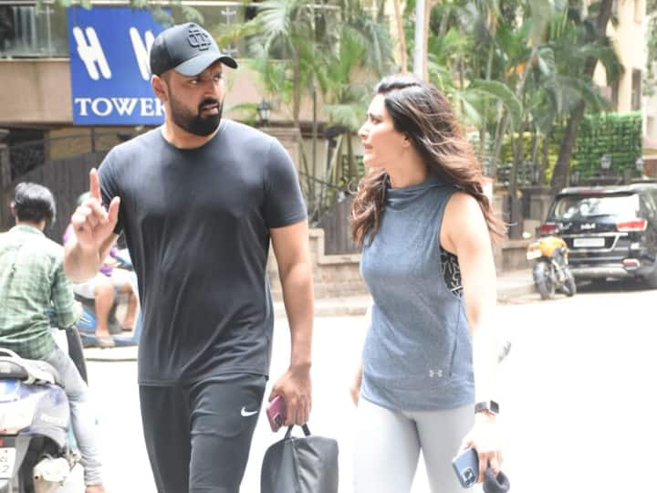 Karishma Tanna was clicked with her partner Varun Bangera in Bandra. Both wore athleisure. Take a look