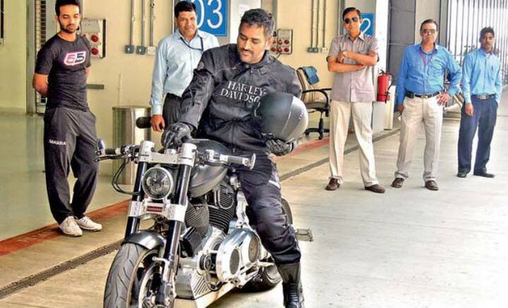 தோனி : கிரிக்கெட் மட்டுமில்லாமல் தோனிக்கு பிடித்த மற்றொரு விஷயம் பைக். தோனியிடம் சுமார் நூற்றுக்கும் அதிகமான பைக் இருக்கின்றன.