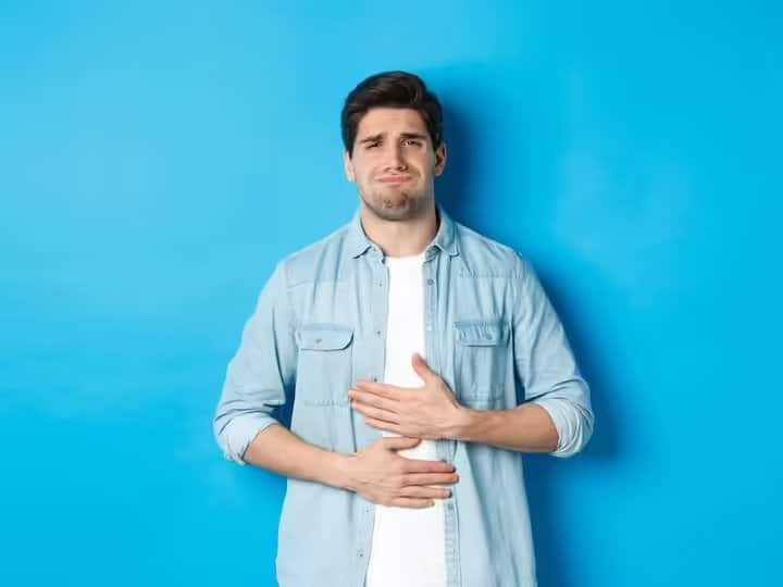 These 7 symptoms show that you are suffering from stomach heat This is how to treat stomach heat. ये 7 लक्षण बताते हैं कि आप पेट की गर्मी से जूझ रहे हैं...ऐसे करें पेट की गर्मी का इलाज