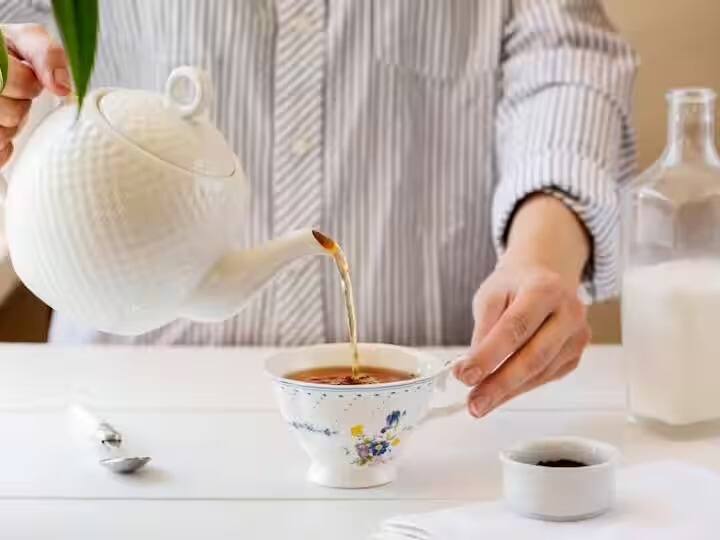 lifestye health tips drinking water before tea or coffee Drinking Water Before Tea : तुम्हाला चहा पिण्यापू्र्वी पाणी पिण्याची सवय आहे का? हे चुकीचं तर नाही ना; जाणून घ्या