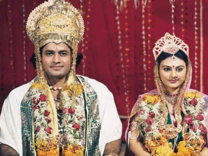 Ramayan Cast Real Family: रामानंद सागर की 'रामायण' को पसंद करने वालों की कमी आज भी नहीं है. इस शो के किरदारों से भी दर्शकों को काफी लगाव हो गया था. तो चलिए आपको दिखाते हैं इनके रियल लाइफ पार्टनर.