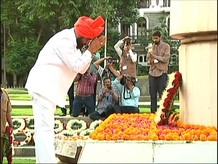 मुख्यमंत्री एकनाथ शिंदे यांनी आज महाराष्ट्र दिनाच्या आणि कामगार दिनाच्या जनतेला शुभेच्छा दिल्या. तसेच संयुक्त महाराष्ट्राच्या लढ्यात बलिदान दिलेल्या हुतात्म्यांना अभिवादनं केलं.