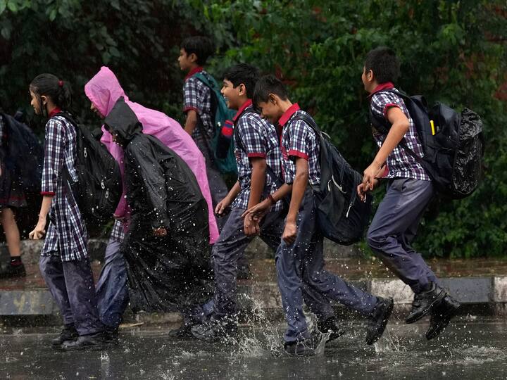 On April 4, 2015, the city recorded a high temperature of 26 degrees Celsius.  According to the IMD, rain is expected to fall in almost all states over the next four days. It has been raining in most parts of the country for the past two days, according to the report. (Image Source: PTI)