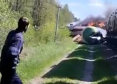 रूस में विस्फोटक से भरी ट्रेन हादसे का शिकार, जोरदार ब्लास्ट के बाद एक दूसरे से चिपक गए डिब्बे