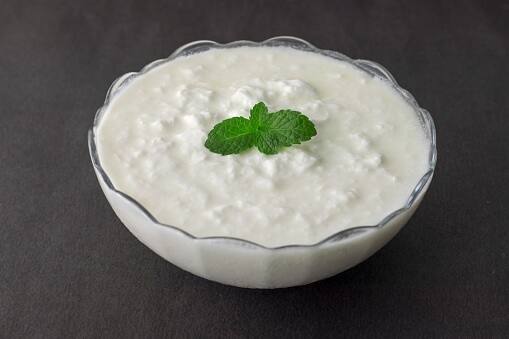 due to these reason women must have add curd regular in diet Health Women: આ કારણે મહિલાઓ ખાસ ડાયટમાં સામેલ કરવું જોઇએ દહીં, જાણો ફાયદા