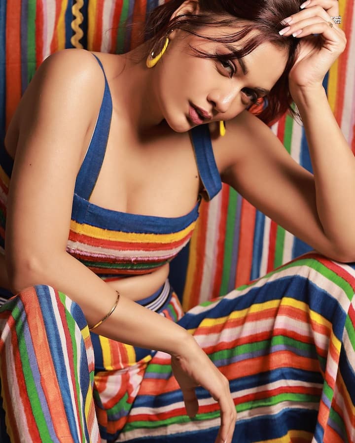 To complete her look, Divya opted for light makeup and kept her hair tied into a pony tail.(Image Source: Instagram/Divya Agarwal)