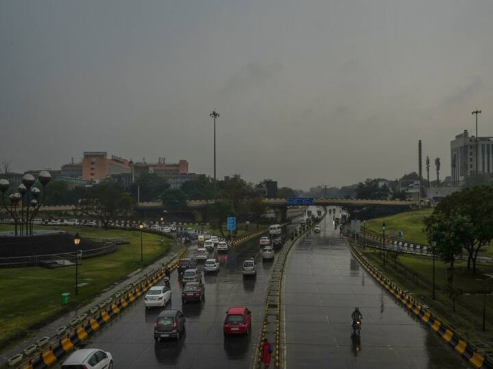 The downpours flooded the roads, forcing commuters to seek shelter. Heavy rain fell in Lajpat Nagar, ITO, Lodhi Road, Lutyens' Delhi, and Noida. (Image Source: PTI)