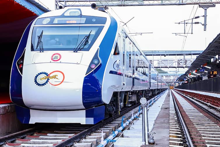Non AC Vande Bharat Express will start from october 2023 said by indian railway minister detail marathi news Non AC Vande Bharat Express : आता स्वस्तात मस्त प्रवास होणार! नॅान एसी वंदे भारत ट्रेन लवकरच सुरु करणार