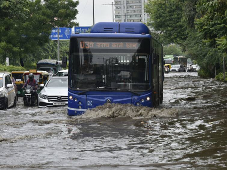 Heavy Rain Causes Waterlogging In Several Parts Of Delhi, NCR — WATCH Heavy Rain Causes Waterlogging In Several Parts Of Delhi, NCR — WATCH