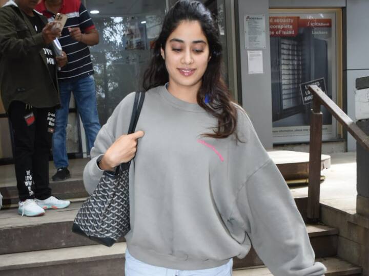 On Monday, Janhvi Kapoor was seen at a Bandra fitness centre. Janhvi sported comfortable activewear that caught everyone’s eye.