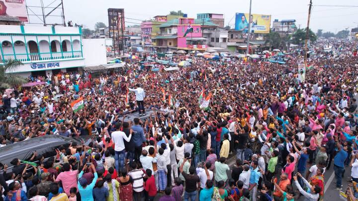 গাড়ির ছাদে উঠে বলেন, 'ইডি-সিবিআই লাগিয়ে ২ বছর ধরে আমাকে হেনস্থা করছে।' কিন্তু কোনও কিছুতেই তিনি মাথা নত করবেন না, স্পষ্ট বার্তা অভিষেকের।