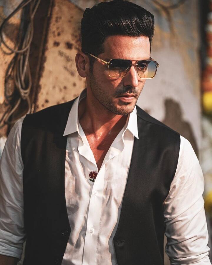 जायेद खान ने आगे बताया कि, जब हम ‘चले जैसे हवाएं' की शूटिंग कर रहे थे तो अमृता राव को कैप्चर करने के बाद कैमरा मुझपर आना था और अचानक मेरे पास खड़े डांसर में से एक नीचे गिर गया. फिर जैसे ही कैमरा मेरी तरफ घुमा तो मैंने कट बोल दिया.'