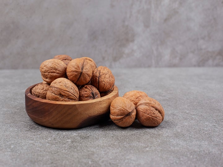 walnut production in worlds heaviest walnut is produced in Jammu and Kashmir Walnut Production: ये है दुनिया का सबसे वजनी अखरोट, भारत में सिर्फ इस जगह पर होता है पैदा