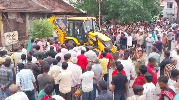 Demolition by Gondal Municipality Rajkot: ગોંડલ નગરપાલિકા દ્વારા પોલીસના બંદોબસ્ત વચ્ચે દબાણ હટાવ ઝુંબેશ