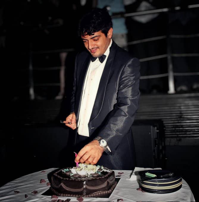 ரசிகர்களின் ஏகோபித்த ஆதரவை பெற்று தனக்கான தனி இடத்தை பிடித்து சினிமாவில் உச்ச நட்சத்திரமாக ஜொலிக்கும் நடிகர் அஜித் குமாருக்கு சமூக வளைதளங்களில் ரசிகர்களும் திரை பிரபலங்களும் வாழ்த்துகளை தெரிவித்து வருகின்றனர்.