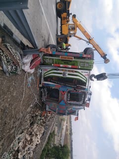 Wardha: समृद्धी महामार्गावर निलगायला वाचवण्याच्या नादात उलटला ट्रक , वर्ध्यात बियरच्या बाटल्यांचा रस्त्यावर सडा