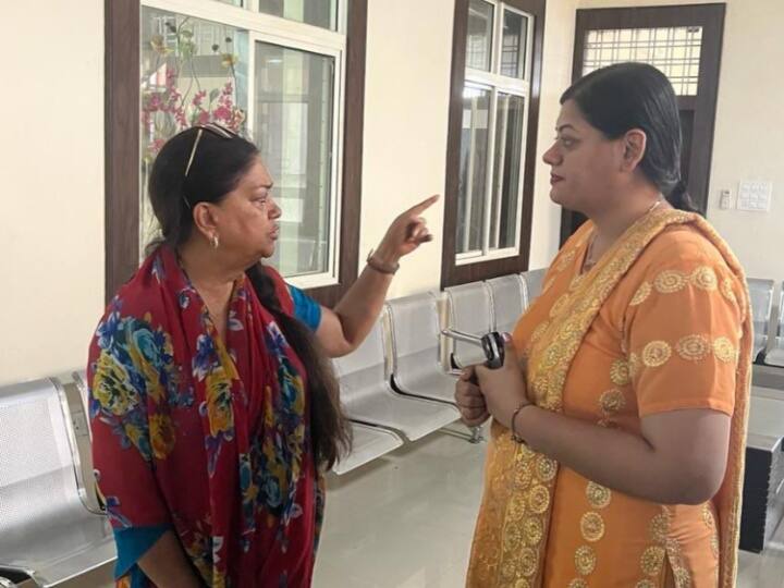 Vasundhara Raje Scindia got angry on Collector after seeing chaos at Jhalawara airstrip ann Rajasthan News: झालावाड़ कलेक्टर पर क्यों भड़क गईं वसुंधरा राजे? जानिए- क्या है पूरा मामला?