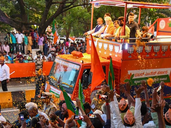 फिर हुई पीएम मोदी की सुरक्षा में बड़ी चूक, मैसूर में रोडशो के दौरान महिला ने फूलों के साथ मोबाइल भी फेंका