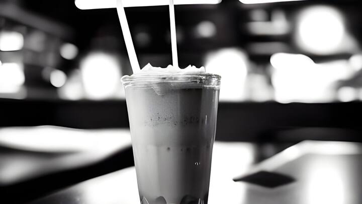 Milkshakes For Summer:কয়েক দিনের বৃষ্টিতে গরমের ঝলসানো তাপ কিছুটা কমলেও সামনে গোটা মে মাস পড়ে। অর্থাৎ দহনজ্বালার আশঙ্কা থেকে মুক্তির কথা এখনই বলা যাচ্ছে না। প্রাণ জুড়োতে কাজে দিতে পারে 'মিল্কশেক' ।