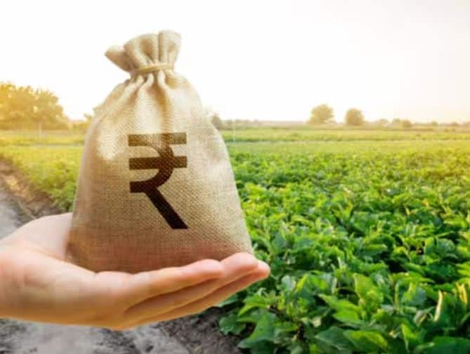 ਪ੍ਰਧਾਨ ਮੰਤਰੀ ਕਿਸਾਨ ਸਨਮਾਨ ਨਿਧੀ ਯੋਜਨਾ ਦਾ ਲਾਭ ਇੱਕ ਪੂਰੇ ਕਿਸਾਨ ਪਰਿਵਾਰ ਨੂੰ ਦਿੱਤਾ ਜਾਂਦਾ ਹੈ। ਇਸ ਯੋਜਨਾ ਵਿੱਚ ਪਰਿਵਾਰ ਵਿੱਚ ਪਤੀ, ਪਤਨੀ ਅਤੇ ਉਨ੍ਹਾਂ ਦੇ ਬੱਚਿਆਂ ਨੂੰ ਰੱਖਿਆ ਗਿਆ ਹੈ। ਇਸ 'ਚ ਅਜਿਹਾ ਕੋਈ ਨਿਯਮ ਨਹੀਂ ਹੈ ਕਿ ਪਤੀ-ਪਤਨੀ ਦੋਵਾਂ ਨੂੰ ਇਸ ਸਕੀਮ ਦਾ ਲਾਭ ਵੱਖਰੇ ਤੌਰ 'ਤੇ ਦਿੱਤਾ ਜਾਵੇ।