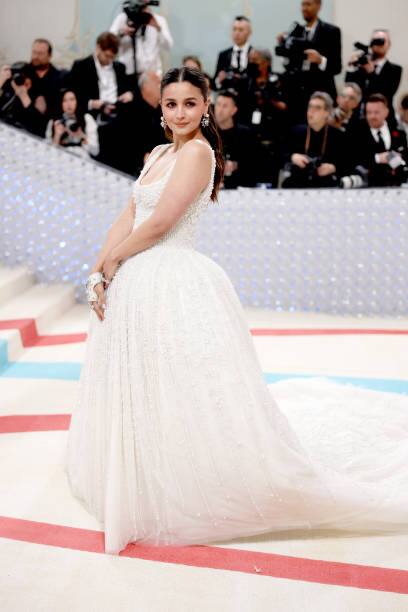 ਉਸ ਦੇ ਪ੍ਰਸ਼ੰਸਕ ਲਗਾਤਾਰ ਅਭਿਨੇਤਰੀ ਦੀ ਫੋਟੋ 'ਤੇ ਕਮੈਂਟ ਕਰ ਰਹੇ ਹਨ। ਆਲੀਆ ਭੱਟ ਨੂੰ ਹਾਲ ਹੀ 'ਚ ਆਪਣੀ ਫਿਲਮ 'ਗੰਗੂਬਾਈ' ਲਈ ਸਰਵੋਤਮ ਅਭਿਨੇਤਰੀ ਦਾ ਖਿਤਾਬ ਮਿਲਿਆ ਹੈ। ਮੇਟ ਗਾਲਾ 'ਚ ਅਭਿਨੇਤਰੀ ਦੀ ਇਹ ਦਿੱਖ 'ਹਾਰਟ ਆਫ ਸਟੋਨ' 'ਚ ਉਸ ਦੇ ਹਾਲੀਵੁੱਡ ਡੈਬਿਊ ਤੋਂ ਠੀਕ ਪਹਿਲਾਂ ਆਈ ਹੈ।