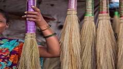 Jhadu Ke Totke: સાવરણીના આ ચમત્કારિક ટોટકાથી તમે બની જશો માલામાલ, ઘરમાં વાસ કરશે માતા લક્ષ્મી