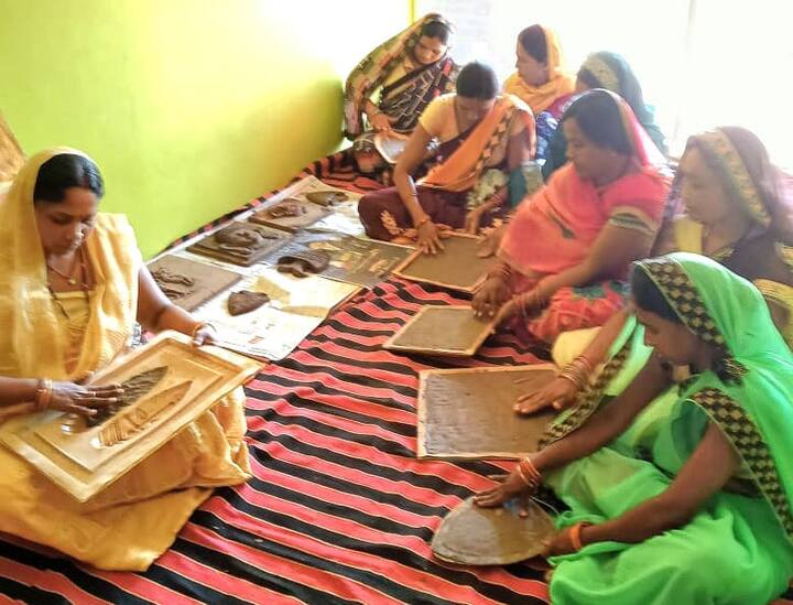 महिला समूह द्वारा गौतम बुद्ध, छत्तीसगढ़ का लोगो, राधा कृष्ण, गणपति और आदिवासी कलाकृति को गोबर के माध्यम से आकार दे रही हैं.