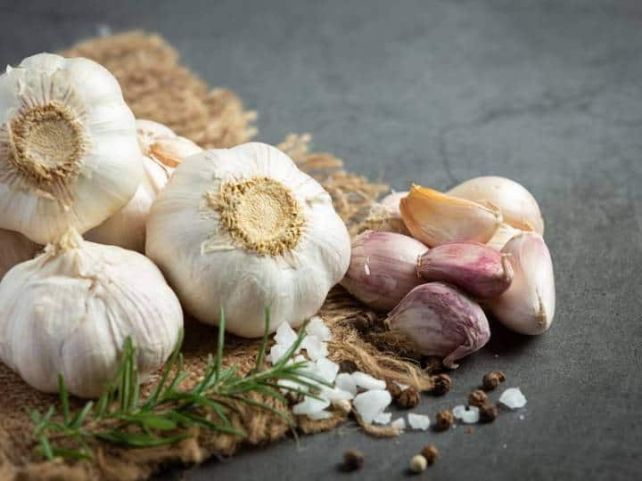 Side effects of garlic Increased risk of bleeding क्या आप भी सब्जी में हद से ज्यादा लहसुन डालकर खाते हैं?  इन नुकसान के लिए हो जाएं तैयार