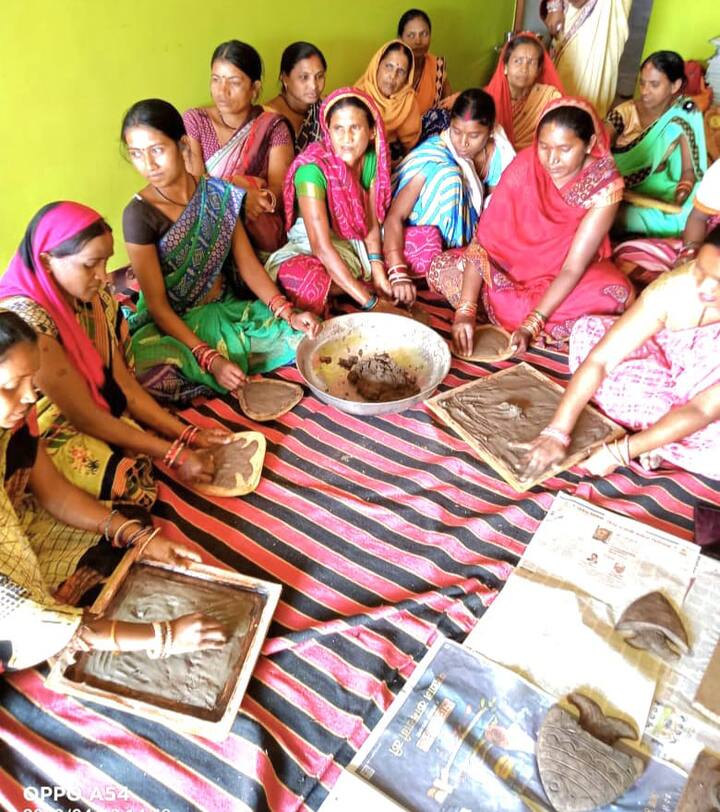 बारह महिलाओं का यह समूह इन मूर्तियों की वजह से काफी चर्चा में है. दुर्ग जिले के सिरसाखुर्द गांव को अब लोग मूर्ति कला गांव के नाम से जानने लगे हैं.