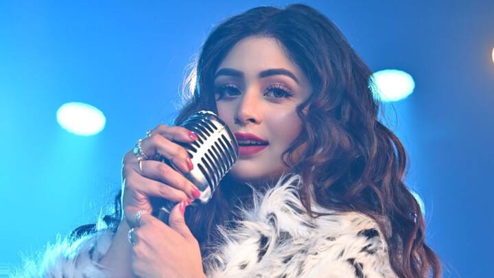 এর আগে নিজের লেখায় ও গানে একটি মিউজিক ভিডিও তৈরি করেছিলেন ঋতাভরী। সেই গানের আয়োজনের গুরুত্বপূর্ণ ভূমিকাতেও ছিলেন সম্বিত। তবে এই প্রথম পরিবার তিন জন মিলে একসঙ্গে কোনও কাজ করছেন তাঁরা।