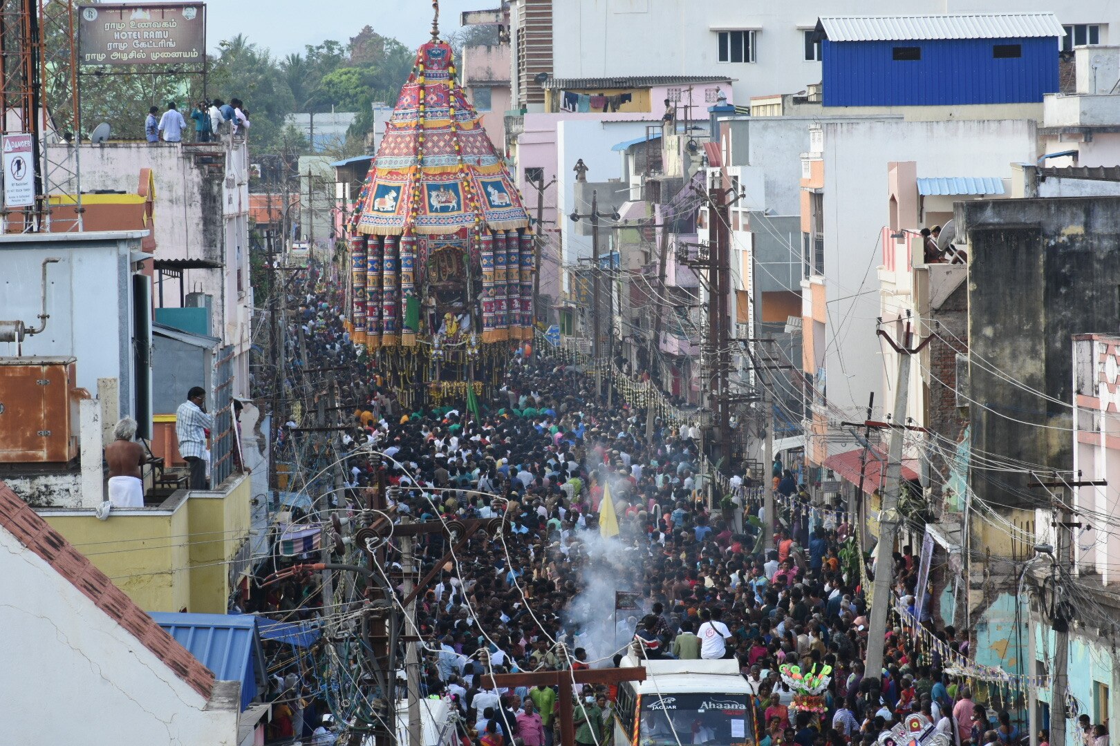 பல்லாயிரக்கணக்கான மக்கள் வெள்ளத்தில் அசைந்தாடி சென்ற தஞ்சை பெரியகோயில் தேரின் கண்கொள்ளா காட்சி