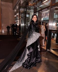 Met Gala 2023: ईशा अंबानी का ब्लैक साड़ी में दिखा स्टनिंग लुक, ग्लैमरस अंदाज ने एक्ट्रेस को भी छोड़ा पीछे