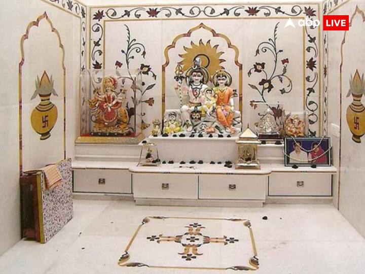 घर में पूजा घर या मंदिर कभी भी बॉथरुम के पास ना बनाएं, सीढ़ियों के नीचे पूजा घर ना बनाएं अगर हो तो उसे बदल दें. मंदिर घर का सबसे पवित्र स्थान होता है, जहां से सबसे ज्यादा पॉजीटिव एनर्जी आती है.