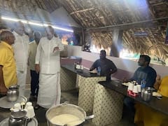 In Pics: పాకలోని ఇడ్లీ తిన్న వెంకయ్య నాయుడు - రుచి అద్భుతంగా ఉందని అభినందనలు, అవాక్కైన స్థానికులు