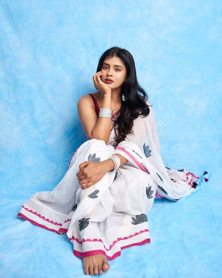 'వ్యవస్థ'లో హెబ్బా పటేల్ డీ గ్లామర్ రోల్ చేశారు. ఈ ఫోటోలకు, అందులో ఆమె లుక్ కు చాలా తేడా ఉంది. (Image Courtesy : Hebah Patel instagram) 