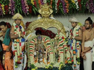 Thirukalyana Vaibhava was held for Meenakshi, the ruler of Madurai மதுரை அரசாளும் மீனாட்சிக்கு விமரிசையாக நடைபெற்ற திருக்கல்யாண வைபவம்..