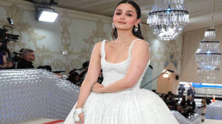 Alia Bhatt Met Gala Dress: ਆਲੀਆ ਭੱਟ ਨੇ ਵਾਈਟ ਗਾਊਨ 'ਚ ਮੇਟ ਗਾਲਾ 'ਚ ਐਂਟਰੀ ਕੀਤੀ। ਆਲੀਆ ਦੇ ਲੁੱਕ ਦੇ ਨਾਲ-ਨਾਲ ਉਸ ਦੇ ਖੂਬਸੂਰਤ ਗਾਊਨ ਦੀ ਵੀ ਸੋਸ਼ਲ ਮੀਡੀਆ 'ਤੇ ਕਾਫੀ ਚਰਚਾ ਹੋ ਰਹੀ ਹੈ।