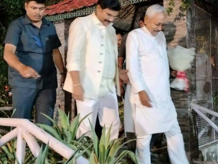 पटना के विश्वनाथ फार्म में आयोजित सगाई में एक से बढ़कर नेता मौजूद थे. सीएम नीतीश कुमार भी सगाई समारोह में शामिल हुए.