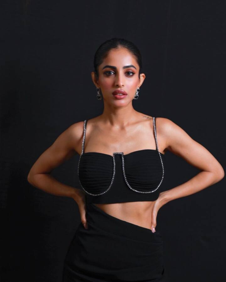 Priya banerjee: એક્ટ્રેસ પ્રિયા બેનર્જીનો બ્લેક ડ્રેસમાં હોટ અંદાજ થયો વાયરલ, જુઓ કાતિલ તસવીરો