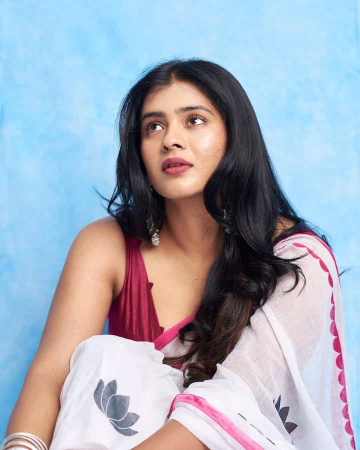 శోభనం రోజున భర్తను హత్య చేసిన నవ వధువు పాత్రను 'వ్యవస్థ'లో హెబ్బా పటేల్ చేశారు. ఆ కేసు నుంచి ఆమె ఎలా బయట పడ్డారు? అనేది కథ. (Image Courtesy : Hebah Patel instagram) 